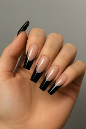 black lng nails hand